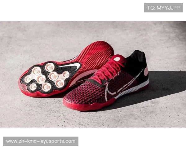 足球雨战球鞋设计是否优选用于确保球员在湿滑场地中保持抓地力